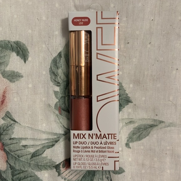 Facial Roller, Lip Duo, Hair Scrunchies (4-Piece) - Picture 6 of 8